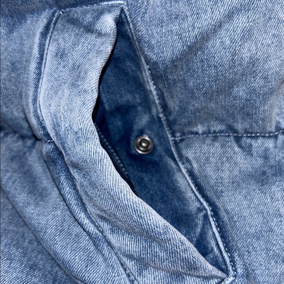 Levi’s Denim Women’s Med/Light Wash Zip Snap Puffer Vest Size Medium (8-10) NWT - Picture 14 of 16